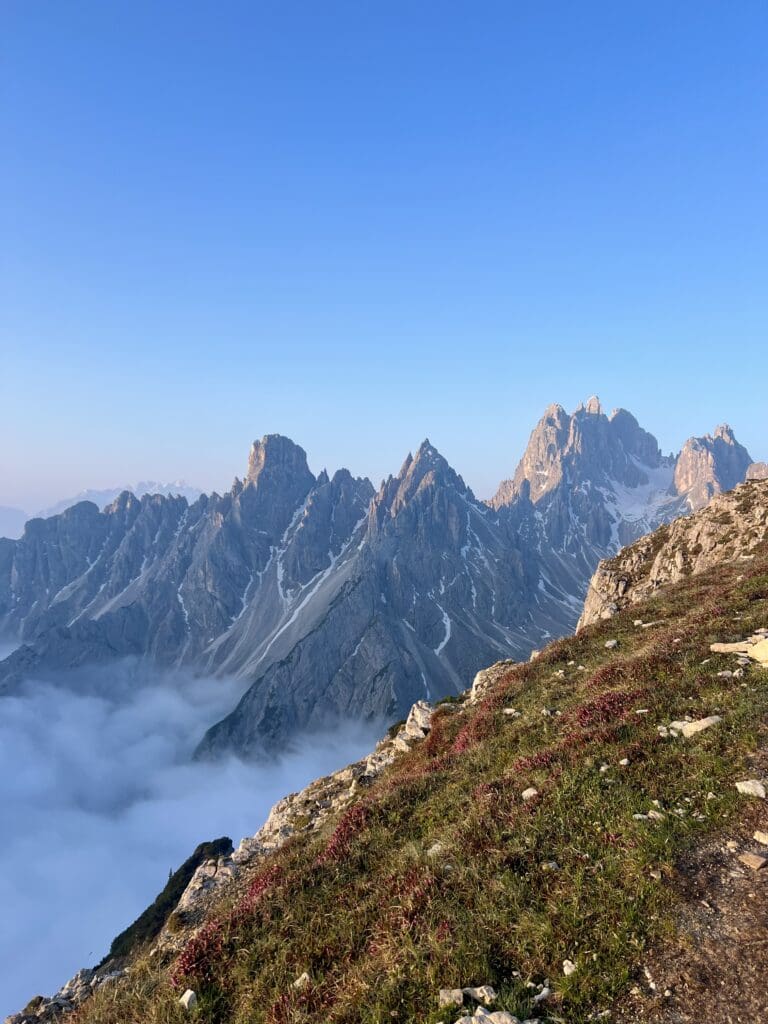 sommets-alpins-au-dessus-des-nuages
